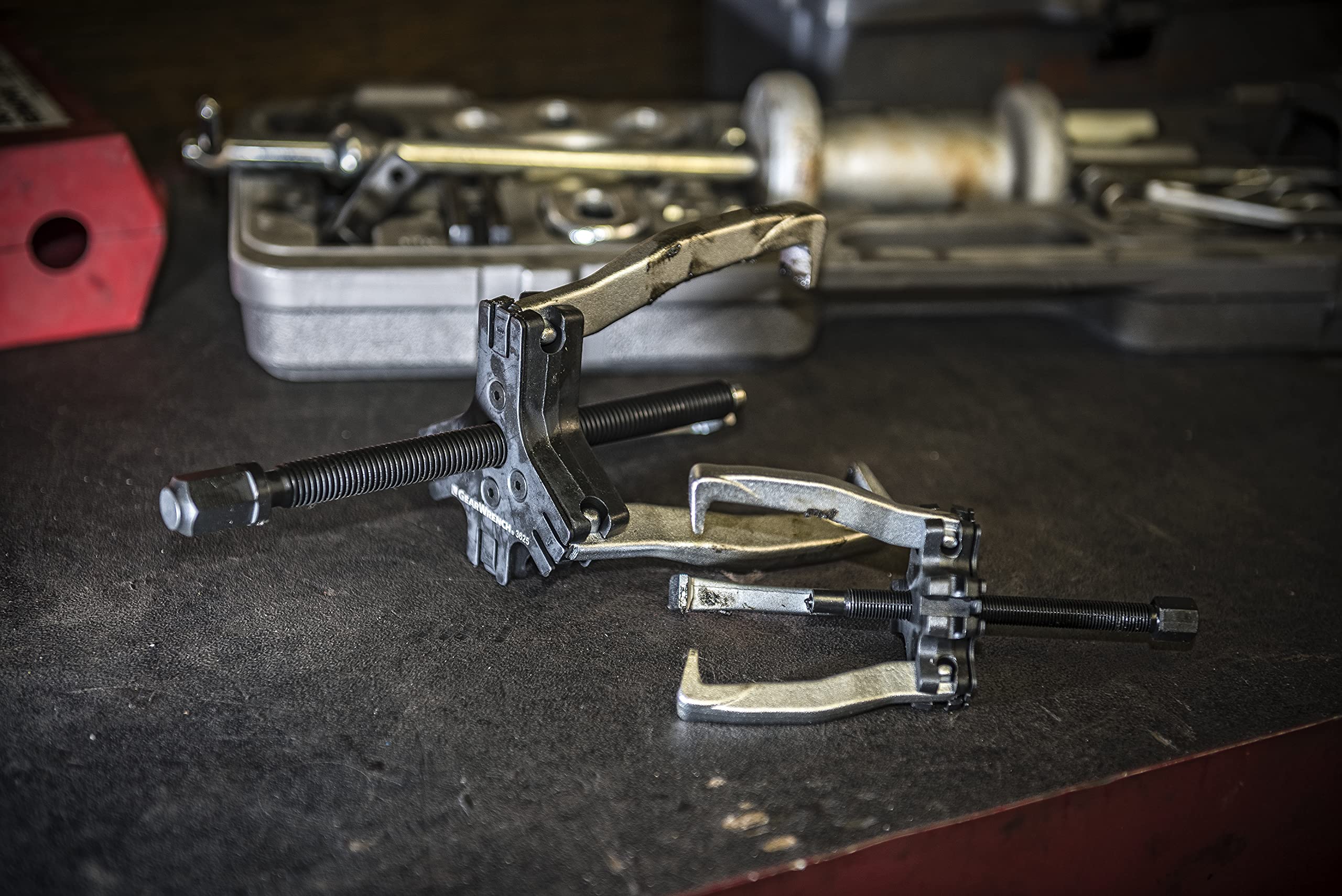 gearwrench-41700d-10-way-slide-hammer-puller-set-2-and-3-jaw-configurations image 4