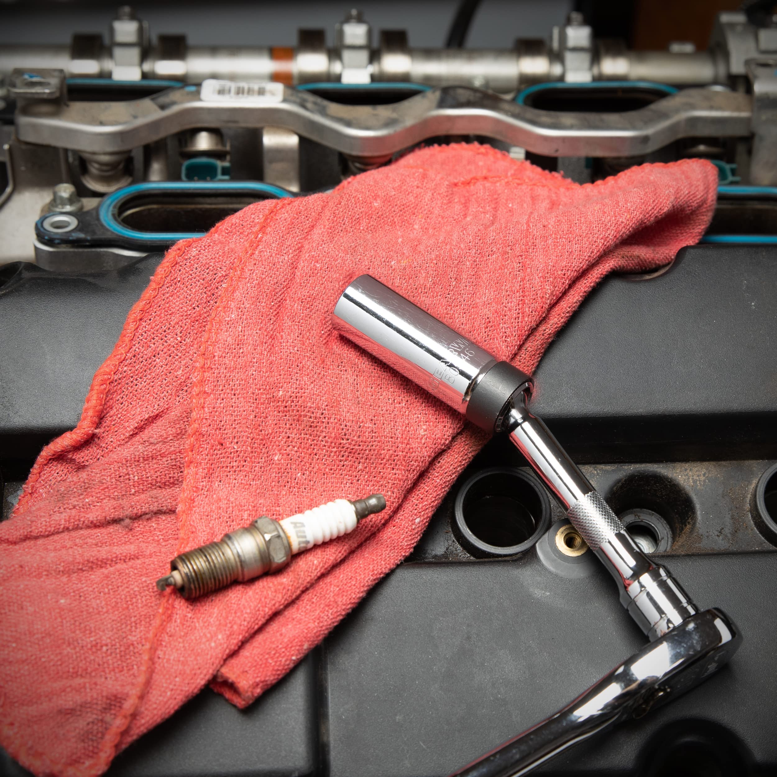 gearwrench-80546-3-8-drive-6-point-5-8-x-6-magnetic-swivel-spark-plug-socket image 5